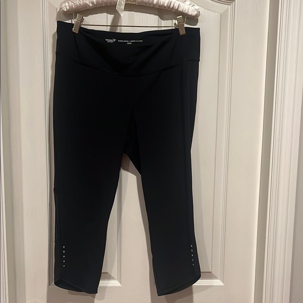 Old Navy Elevate Black Cropped Leggings with mesh leg insert XL